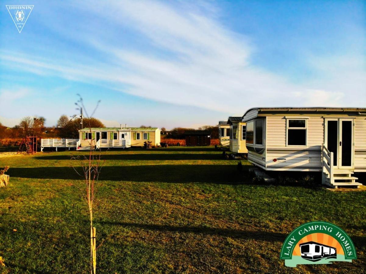 Lary Camping Homes - Domki Dabrowka Gostynin Bagian luar foto